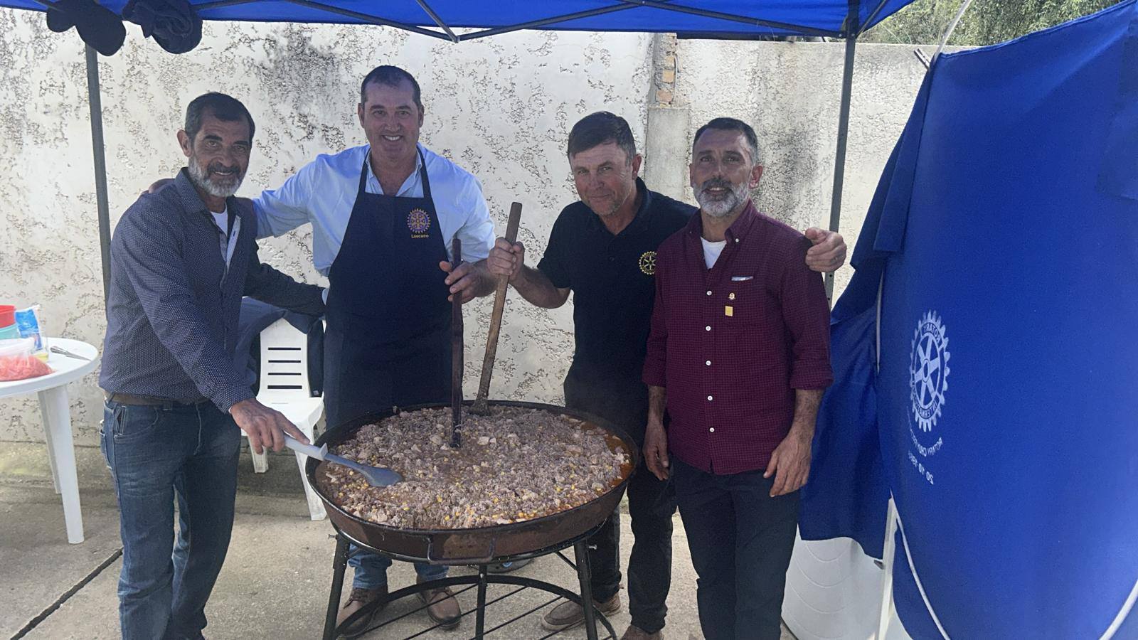 Socios cocinando para un evento solidario