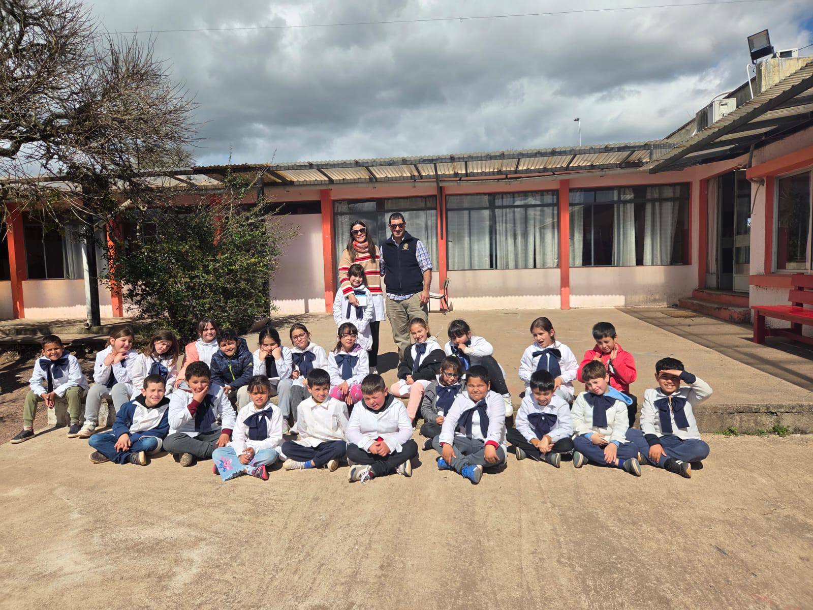 Socios del club en una acción de servicio en una escuela